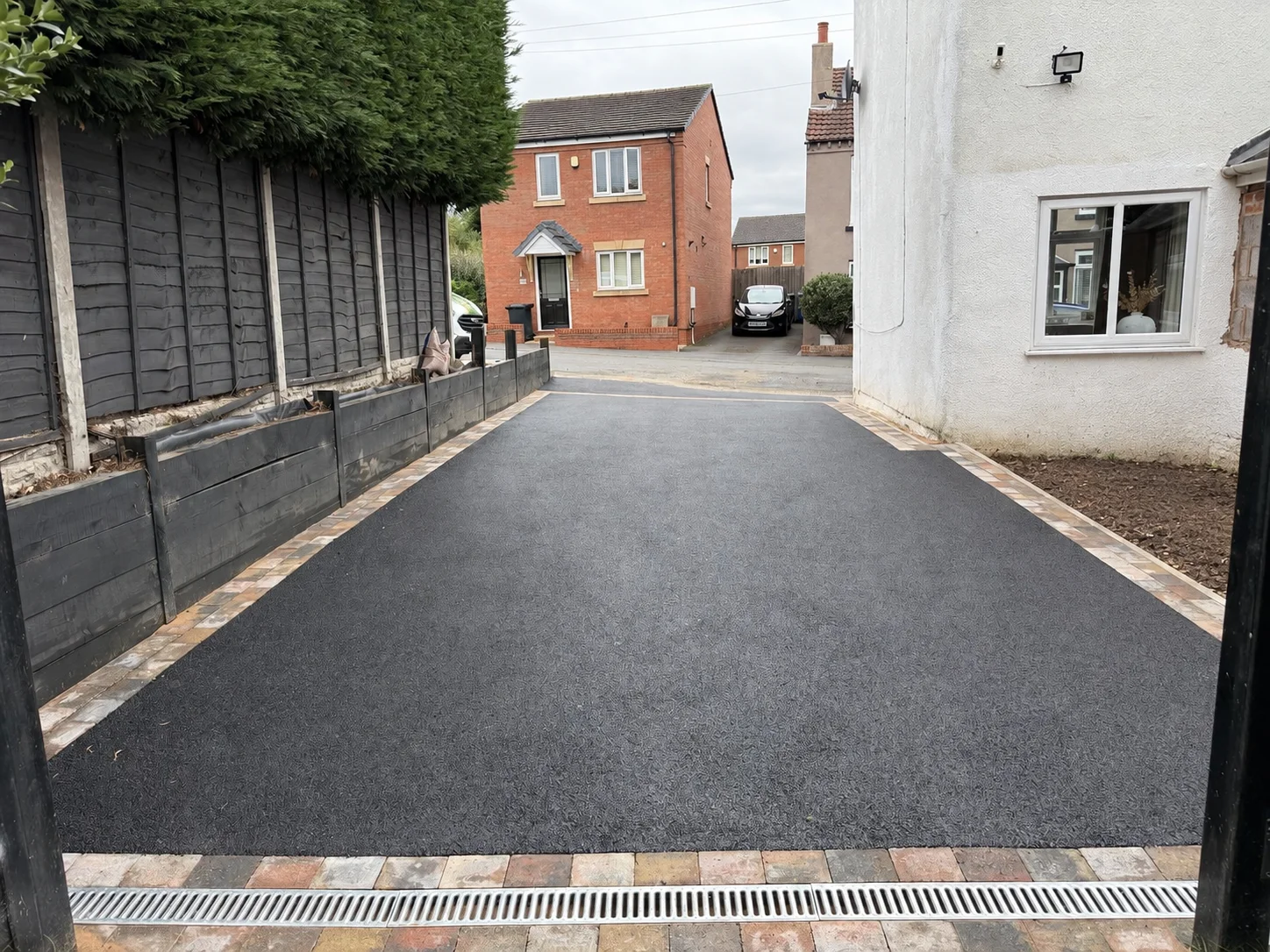Completed 10mm SMA tarmac driveway in Stourbridge with a Marshalls Drivesett Tegula Original Traditional block paving border